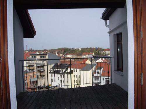 Balkon mit Stadtblick - große 2-Raumwohnung mit kleiner Dachterrasse im Dachgeschoss mit Fahrstuhl und Stellplatz im Hinterhof!