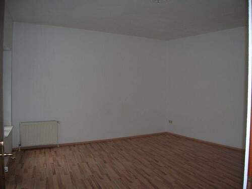 Leerer Raum mit Holzboden - Etagenwohnung mit 94,00 m&sup2; in Görlitz zur Miete