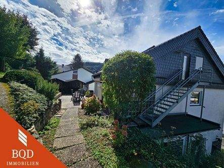 Gartenansicht/eigene Terrasse - Stilvolle Wohnung mit Terrasse, Balkon und tollem Ausblick - wird aktuell topp renoviert!