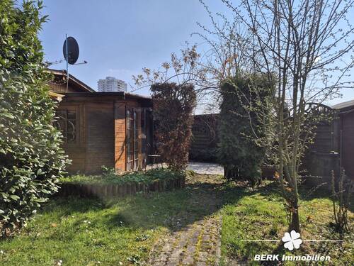 Garten mit Gartenhäuschen - 