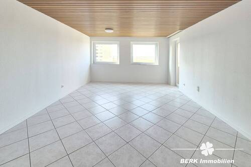 Wohnzimmer - BERK Immobilien - modernisierte 4-Zimmer-Whg mit Aussicht & optionalem eigenen Gartengrundstück