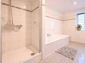 Wanne und Dusche - 