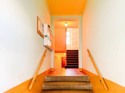 Hauseingang - Etagenwohnung mit 80,40 m&sup2; in Leipzig zum Kaufen