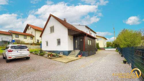 Außenansicht - Sofort frei: Ein- Zweifamilienhaus mit großzügigem Garten in ruhiger Lage