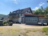 Nord-Ost Seite mit Anbau Halle/Garagen - 