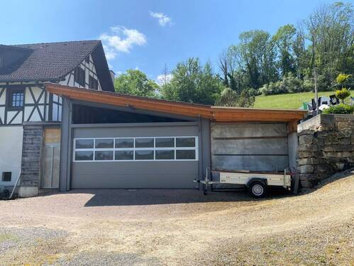 Nord-Ost Seite Halle/Garage mit Hebekran und Sektionaltor - 