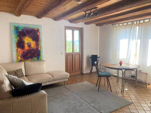 Whg. 1 OG: Wohnzimmer mit Zugang auf den Balkon - 