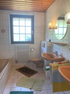 Whg. 1 OG: Bad mit Doppelwaschtisch - 