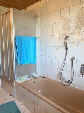 Whg. 1 OG.Bad mit Wanne und Dusche - 