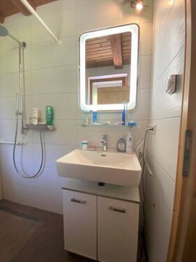 Whg. 2 OG: 2 Zi. Bad mit Waschtisch - 