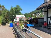 Sonnenterrasse mit Weg zum Festplatz/Partyzelt - 