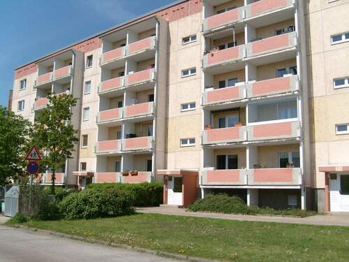 Huf 26-32 Vorderansicht_1.JPG - Nette Nachbarn für 3-Raumwohnung mit Balkon im 5. OG gesucht.