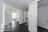 heller Flur mit Stauraum - 