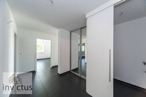 heller Flur mit Stauraum - 