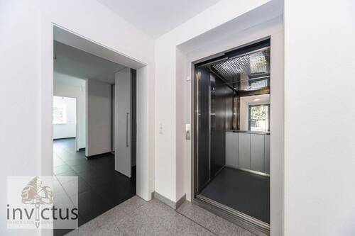 Hausflur inkl. Aufzug - 