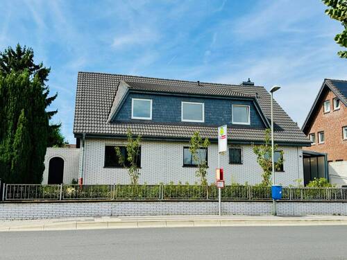 Hausansicht - Vielseitiges Einfamilienhaus mit 248 qm WFL in Toplage von Meerbusch-Strümp mit Traumgrundstück