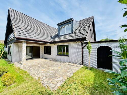 Hausansicht mit Terrasse - 