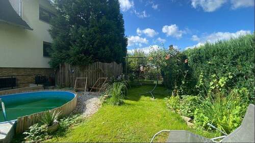 Garten mit Pool - 6 Zimmer Doppelhaushälfte in Eibau