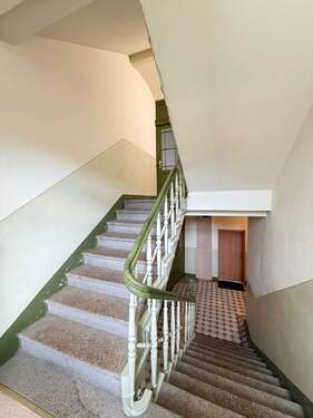 Treppenhaus mit grünem Geländer - 