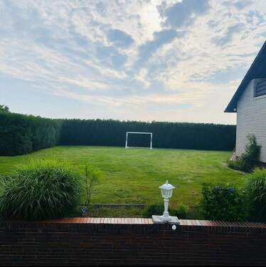 Sicht von der Auffahrt - 2 Generationen Haus - 789.000,00&nbsp;EUR Kaufpreis, ca.&nbsp; 230,00&nbsp;m&sup2;&nbsp;Wohnfl&auml;che