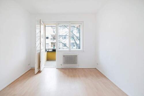 Weiter Ansicht Zimmer 1 mit Blick zum Balkon - 2 Zimmer Etagenwohnung zum Kaufen in Berlin-Neukölln