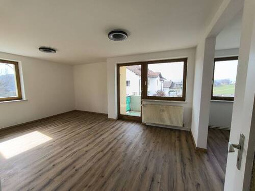 Wohnen Ansicht 1 - Attraktive, sonnige 4-Zimmer Wohnung mit Balkon, PKW-Garage, in Regen OT Bürgerholz