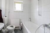 Badezimmer - Etagenwohnung mit 58,00 m&sup2; in Rüsselsheim am Main zum Kaufen