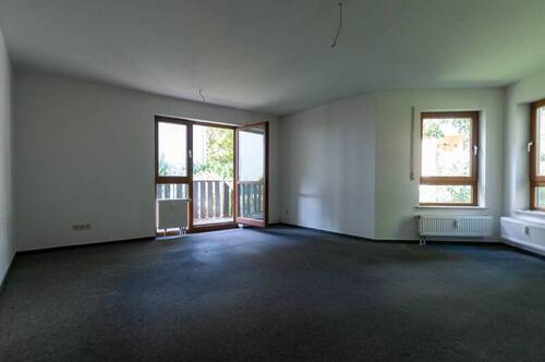 Flur Blickrichtung Zimmer 1 mit Balkon - 