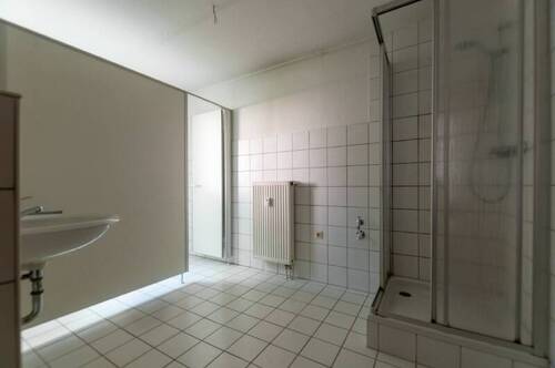 Bad mit Dusche, abgetrenntem WC und WM-Anschluss - 