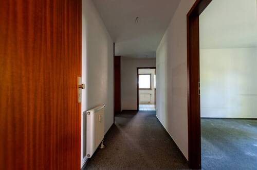 Wohnungstür Blickrichtung Flur, Zimmer 2 und Küche - 