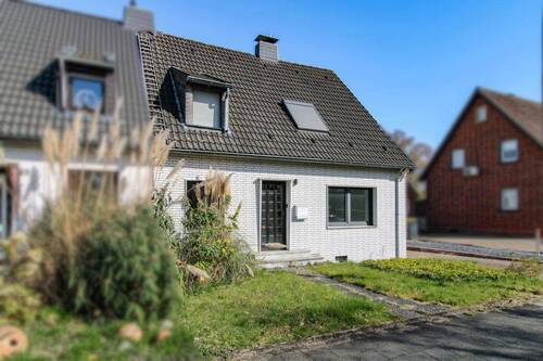 Haus 1 _ Straßenansicht - Entkerntes EFH im Rohbauzustand mit viel Freiraum zur eigenen Gestaltung