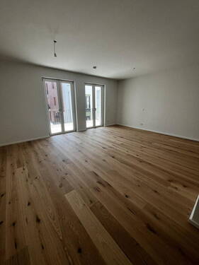 Wohnzimmer mit Ausblick Balkon - 3 Zimmer Etagenwohnung zur Miete in Frechen
