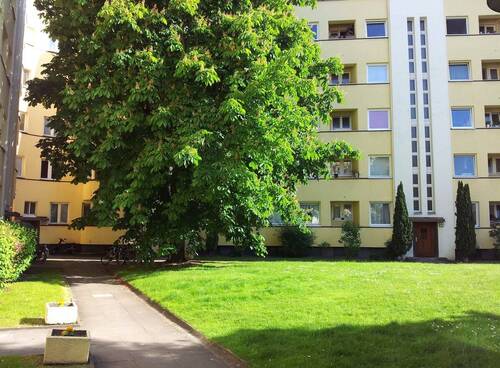 Außenaufnahme hofseitig - Bezugsfreie 2,5-Zimmer-Altbauwohnung mit Renovierungsbedarf im beliebten Komponistenviertel