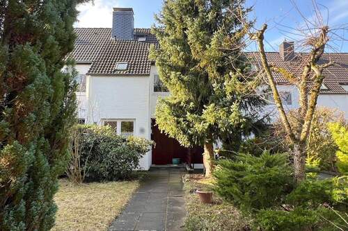 Vorderansicht - Großes Reihenhaus mit Potential!