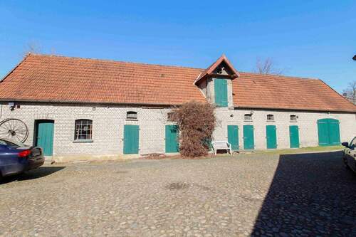 Stallungsgebäude mit Optionen - 