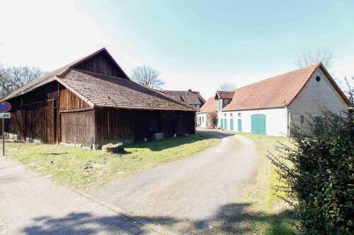 2te Einfahrt mit Rückansicht der Scheune - 1 Zimmer Mehrfamilienhaus, Wohnhaus in Bad Fallingbostel