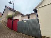 Hausansicht mit Tor zum Innenhof - 
