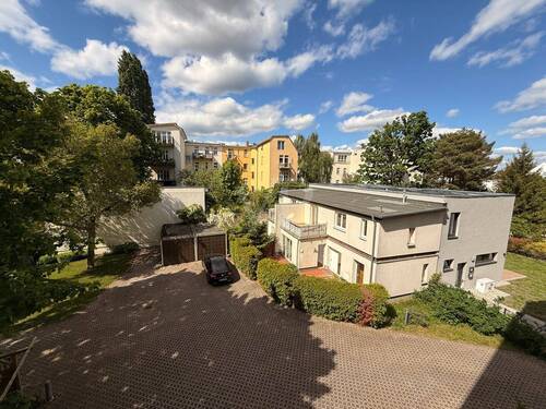 großer Einfahrtsbereich - 2 Zimmer Doppelhaushälfte zum Kaufen in Berlin - Pankow