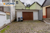 Garage und Stellplatzt - 