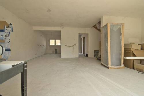 Wohn-Essbereich mit Blick zur offenen Küche und Fl - 4 Zimmer Reihenendhaus zum Kaufen in Oberstreu