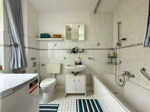 Wannenbad mit Fenster u. WM-Anschluß - 