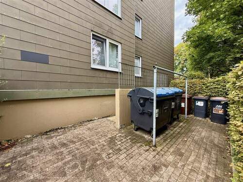 Müllplatz und Kellerniedergang - 