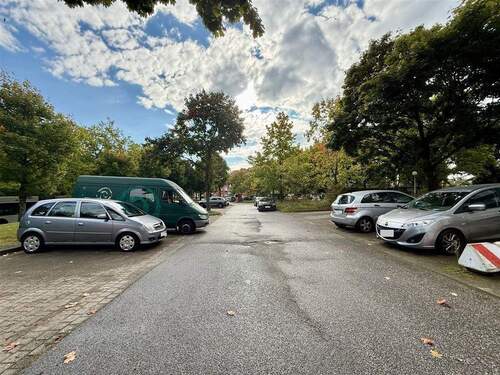 Zugeordnete Stellplätze - 2 Zimmer Etagenwohnung in Kiel