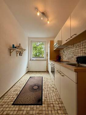 Küche mit Fenster und Küchenzeile - 