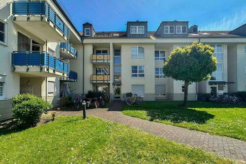 Hausansicht - Erbbaurecht: Bezugsfreie 3-Zimmer-Wohnung mit Loggia und TG-Stellplatz in Köln-Sürth