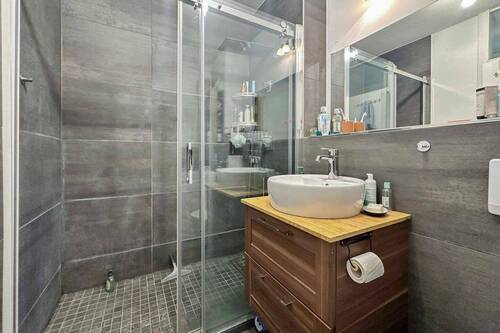Badezimmer mit Dusche & Waschmaschinenanschluss - 
