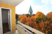 ... Herrlicher Ausblick vom Balkon - Sofort beziehbare, teilsanierte 2 Zi. Whg. mit Balkon und herrlichem Blick in Richtung Olympiaturm.