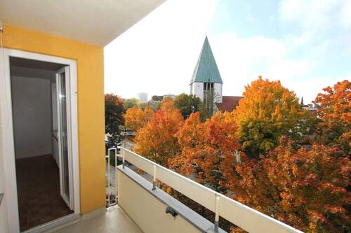 ... Herrlicher Ausblick vom Balkon - Sofort beziehbare, teilsanierte 2 Zi. Whg. mit Balkon und herrlichem Blick in Richtung Olympiaturm.