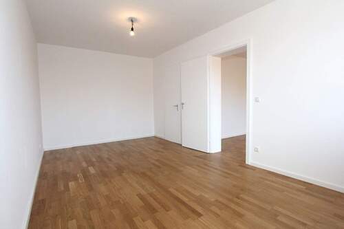 ...Schlafzimmer mit direktem Zugang zum Badezimmer - 2 Zimmer Etagenwohnung in München