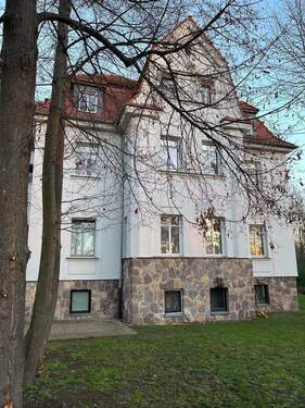 Außen - Balance zwischen Ruhe und Stadtnähe: Du lebst in einer kleinen Stadt mit ländlichem Charme und erreichst Leipzig unkompliziert.